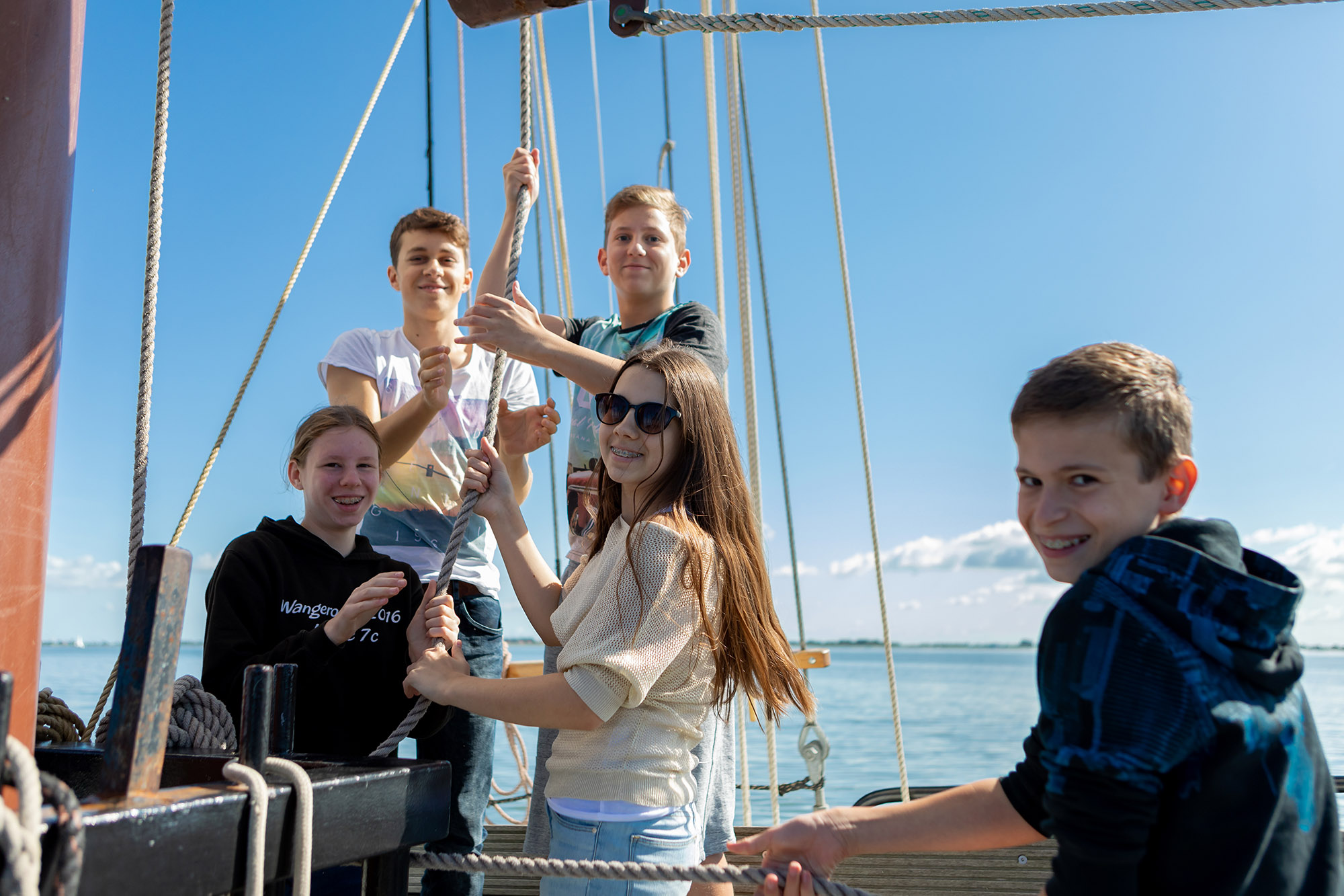 Schüler während des Segelsetzens auf einem Segelschiff